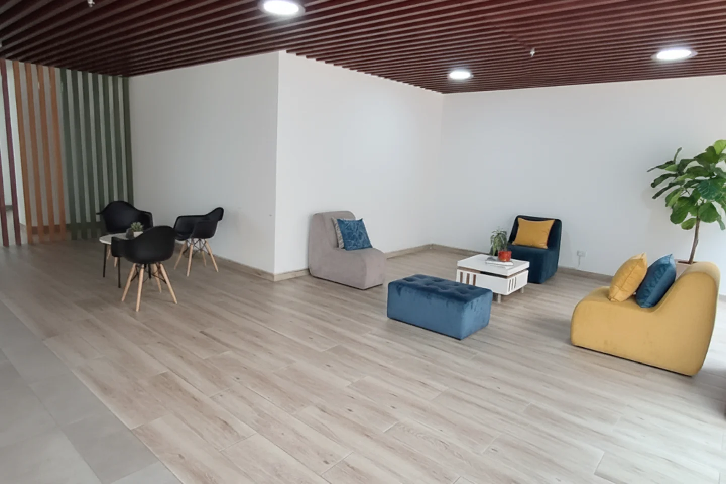 Zona de coworking en edificio de apartamentos en alquiler en Bogotá