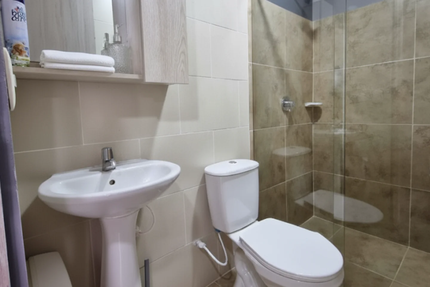 Baño moderno y funcional en apartamento en Bogotá centro histórico