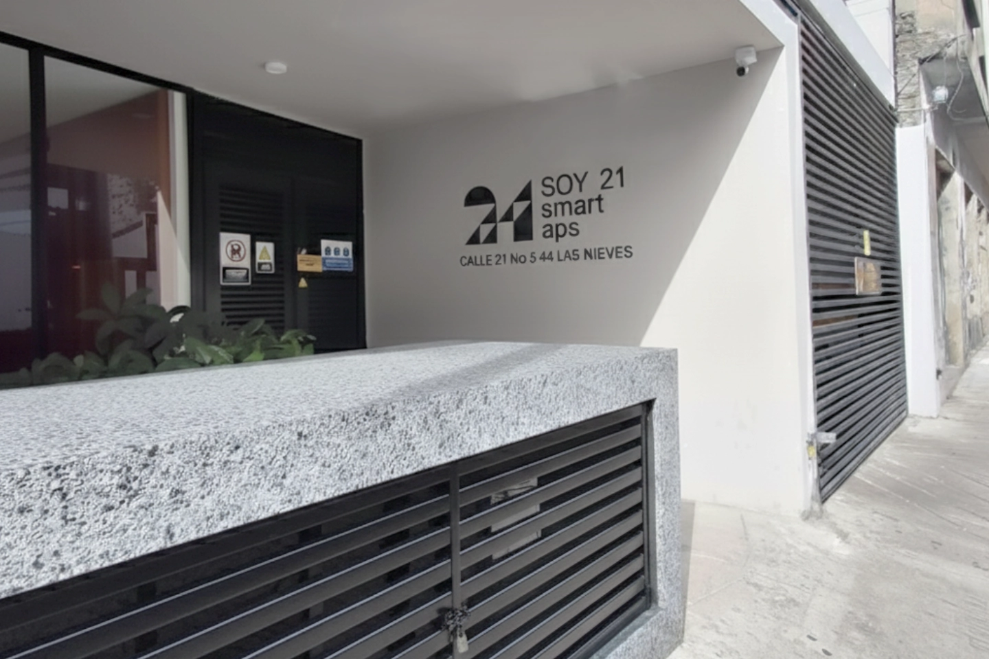 Edificio moderno en el centro histórico de Bogotá cerca de zonas turísticas