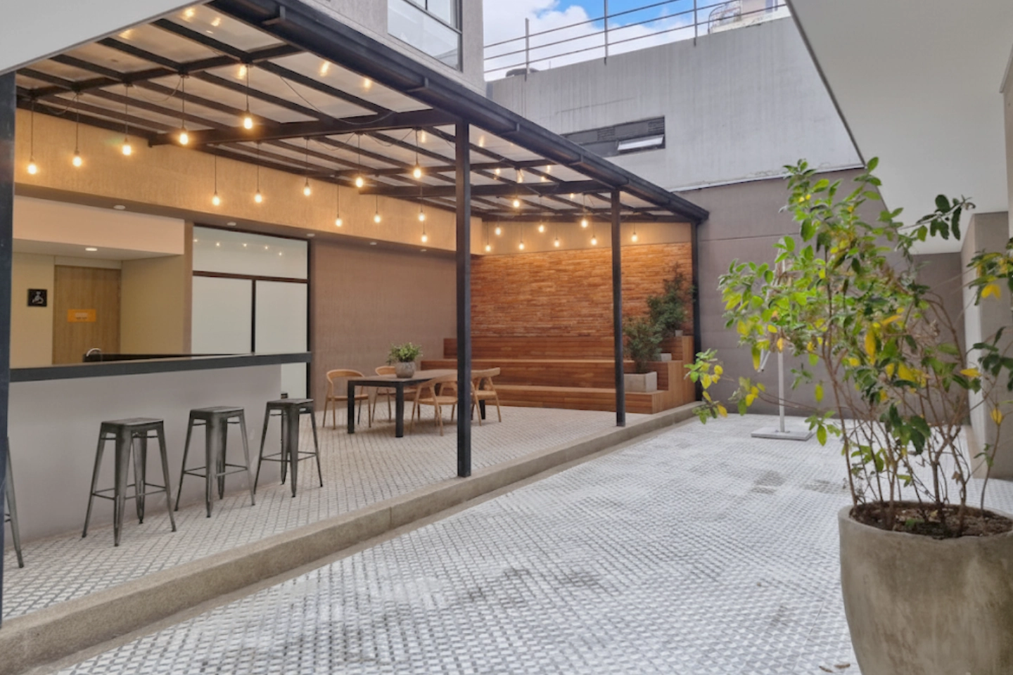 Fachada del edificio de apartamentos en alquiler en Bogotá centro histórico